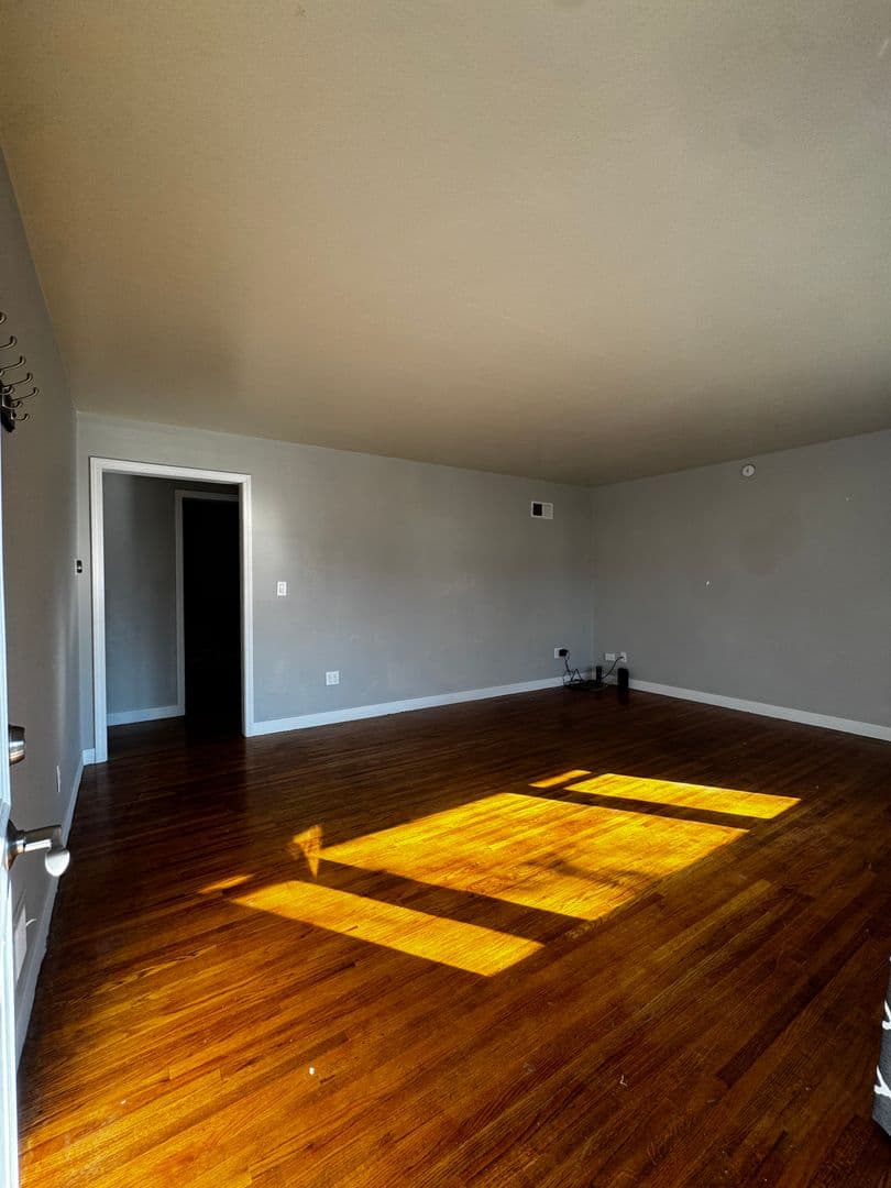 Rochester House: 909 10th St NW