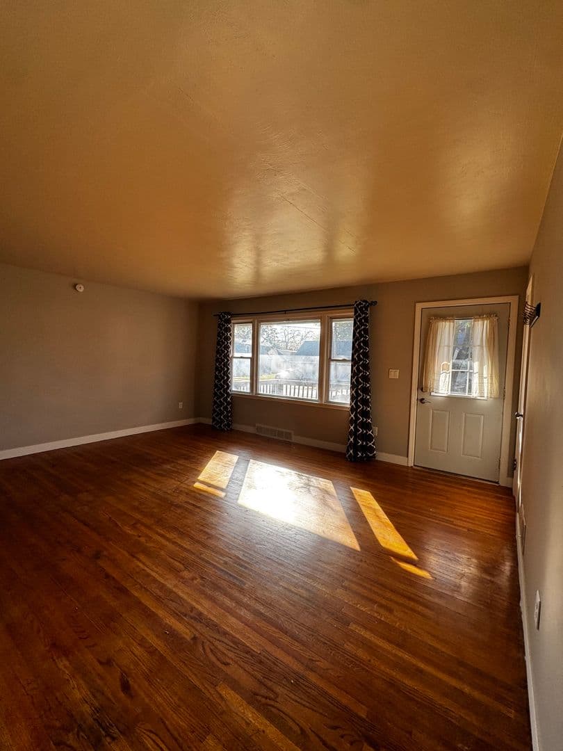 Rochester House: 909 10th St NW