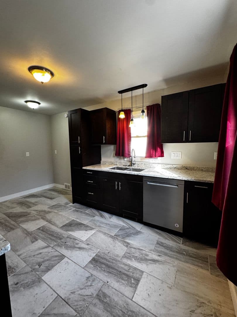 Rochester House: 909 10th St NW
