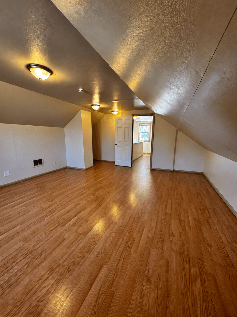 Rochester House: 909 10th St NW