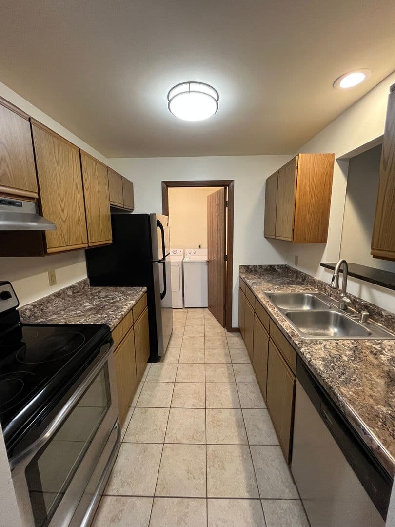 Madison Apartment: 477 S High Point Rd