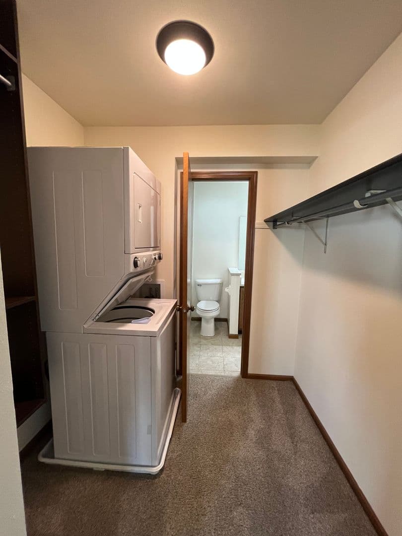 Madison Apartment: 477 S High Point Rd