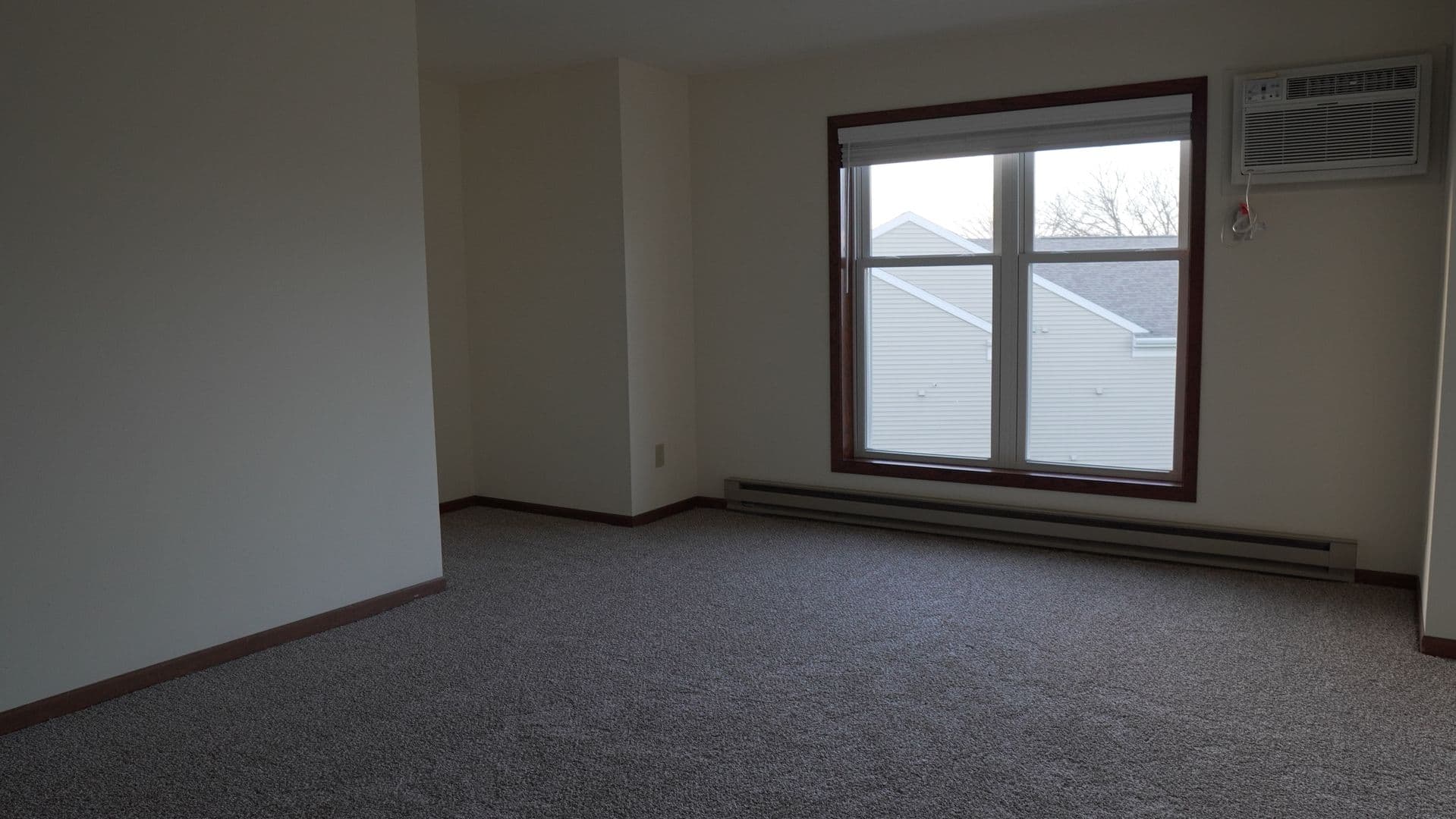Madison Apartment: 477 S High Point Rd
