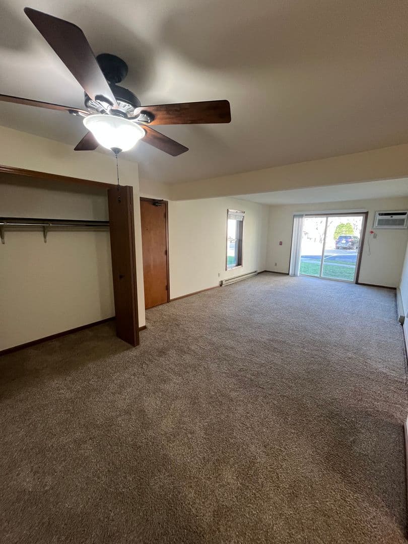 Madison Apartment: 477 S High Point Rd