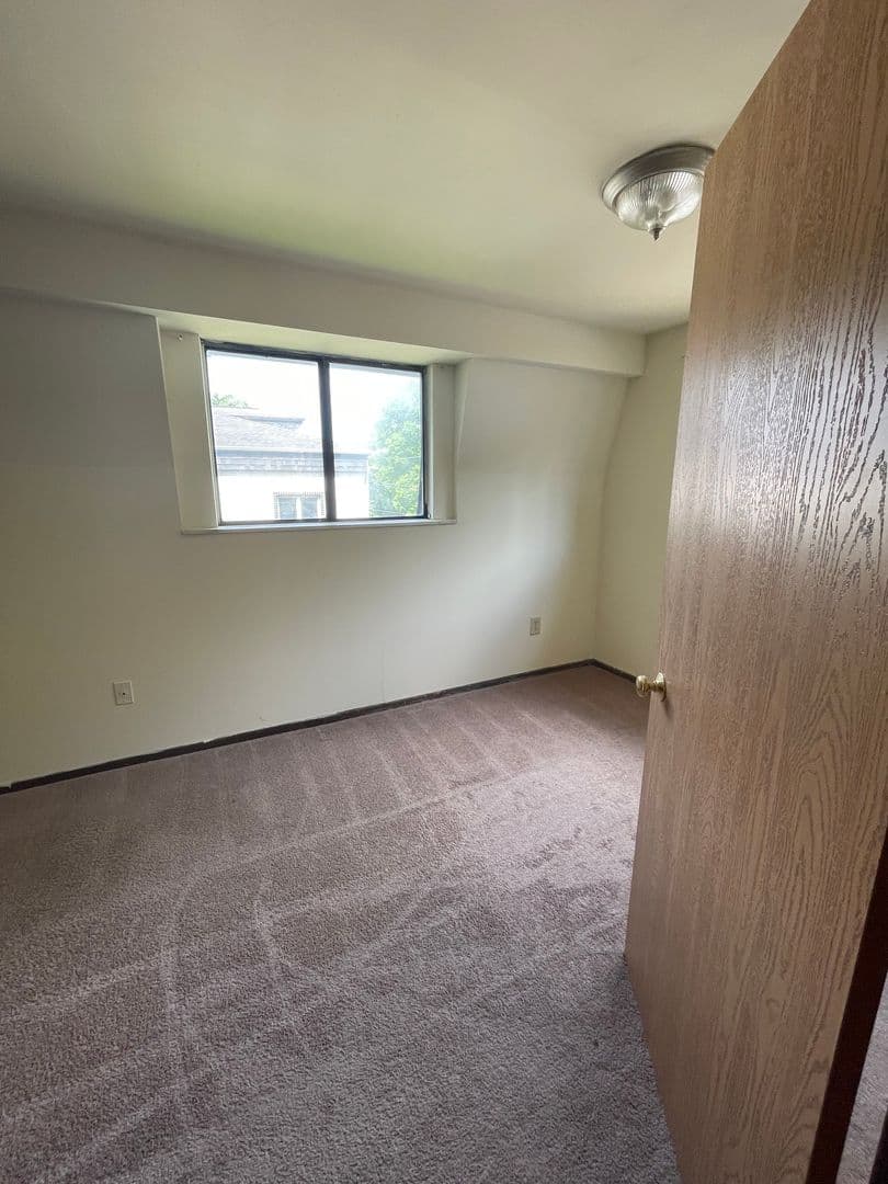 Columbus Apartment: 64 W. Northwood Avenue