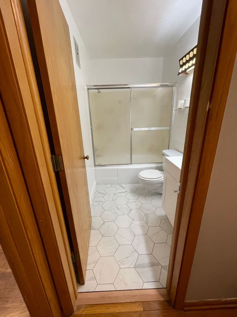 Columbus Apartment: 70 W. Northwood Avenue