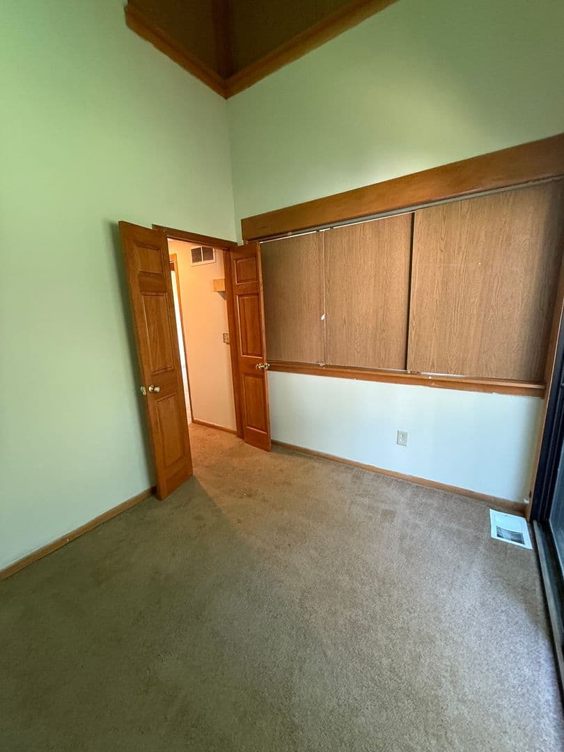 Columbus Apartment: 64 W. Northwood Avenue