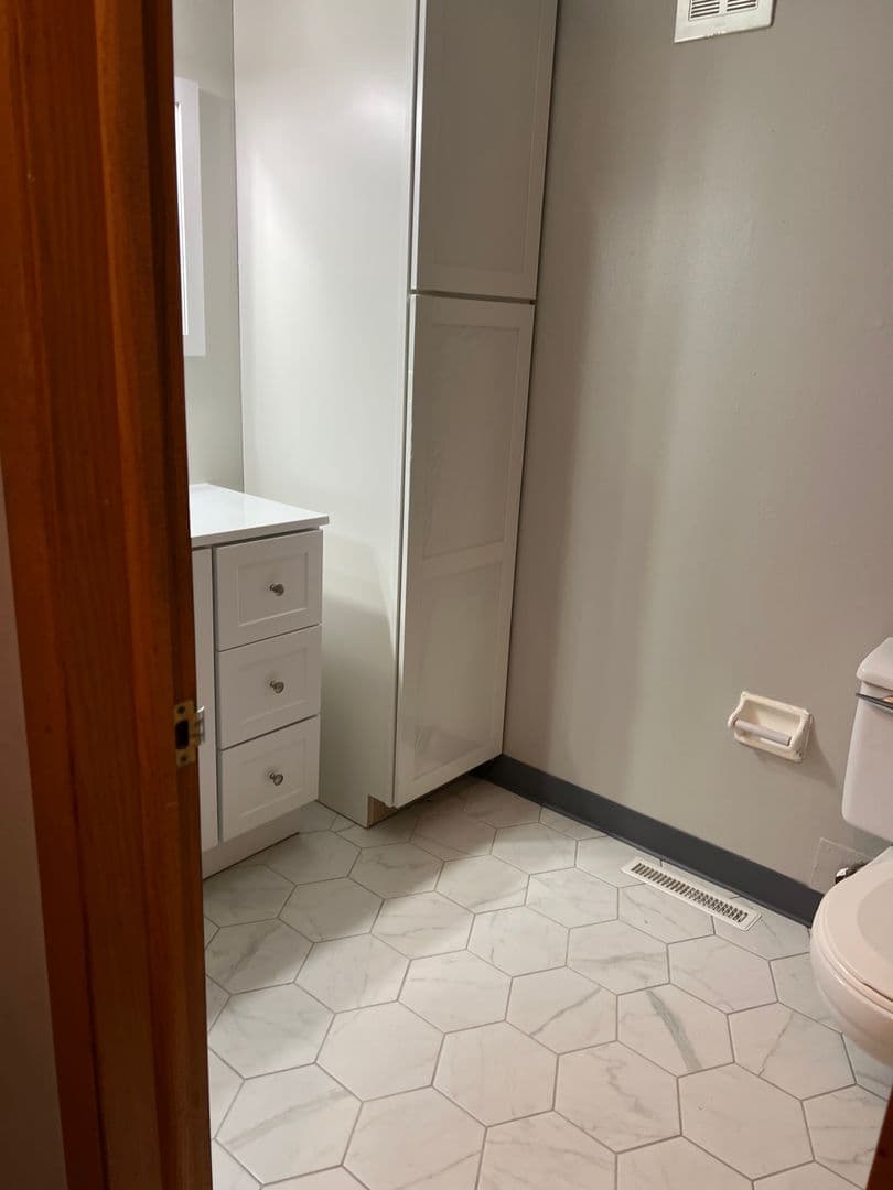 Columbus Apartment: 70 W. Northwood Avenue
