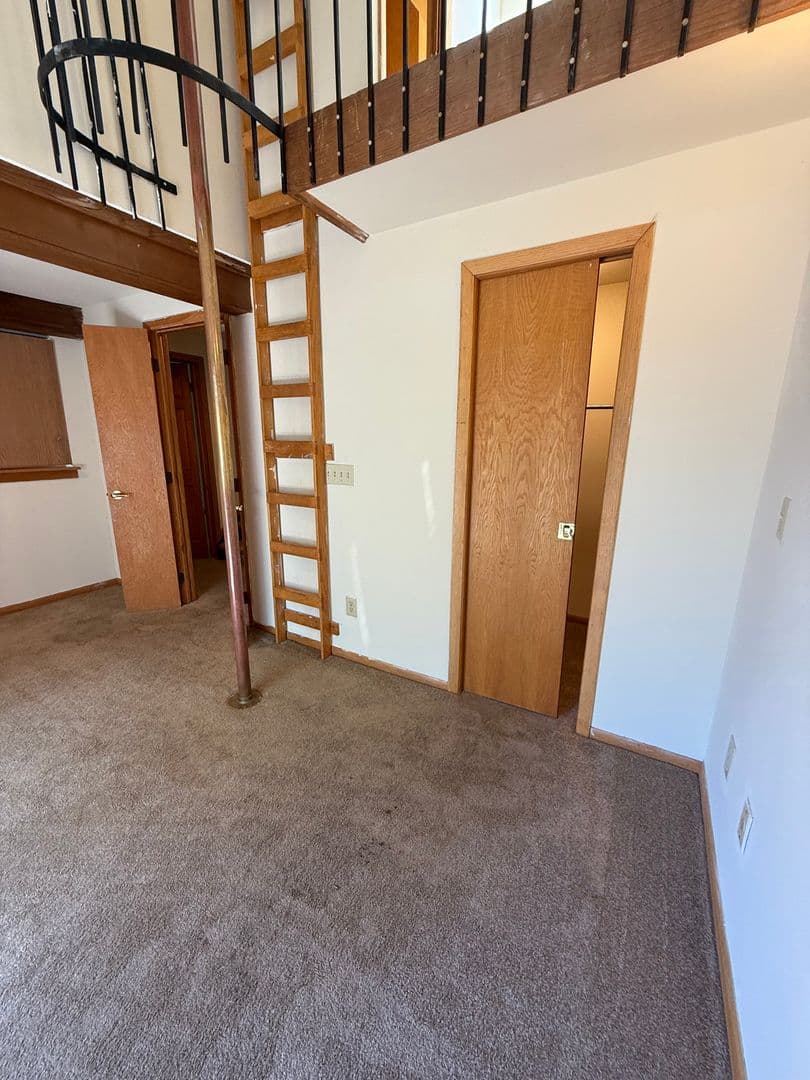Columbus Apartment: 64 W. Northwood Avenue