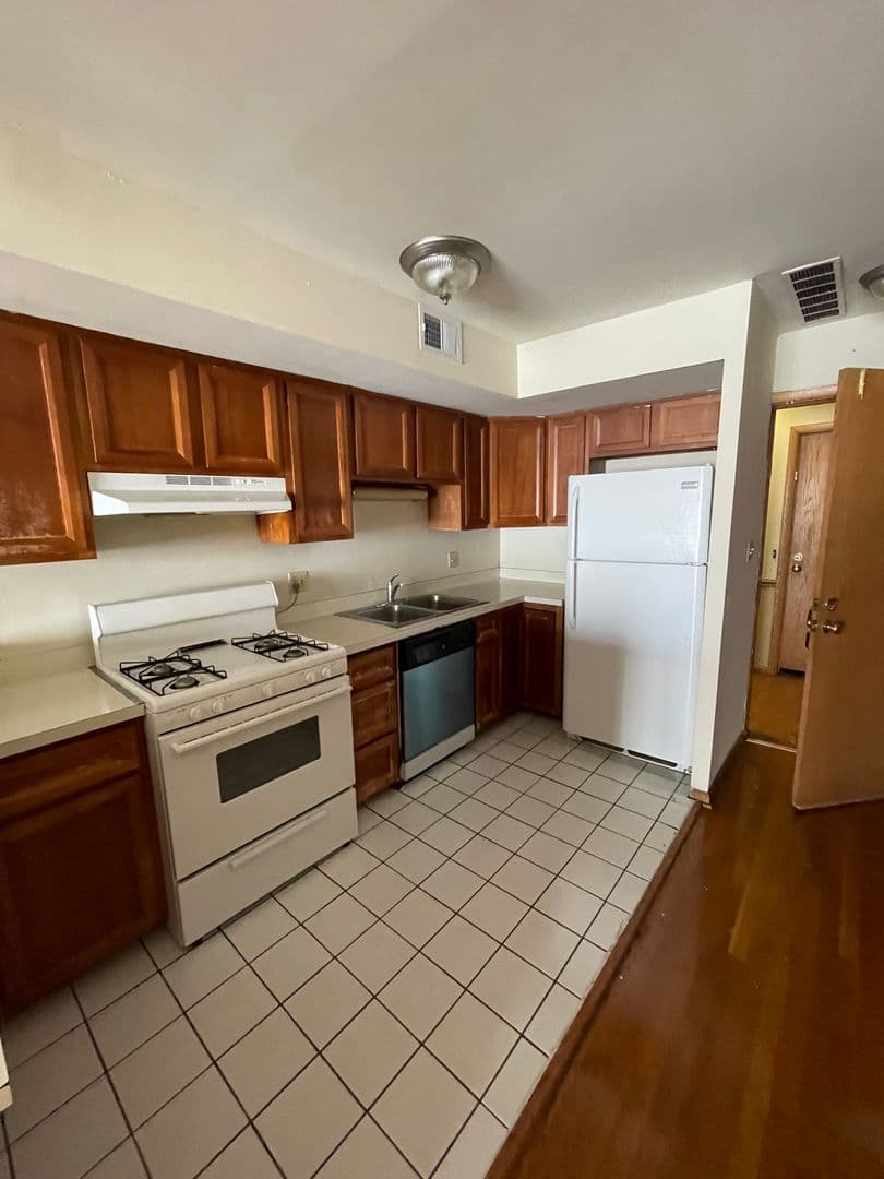 Columbus Apartment: 70 W. Northwood Avenue