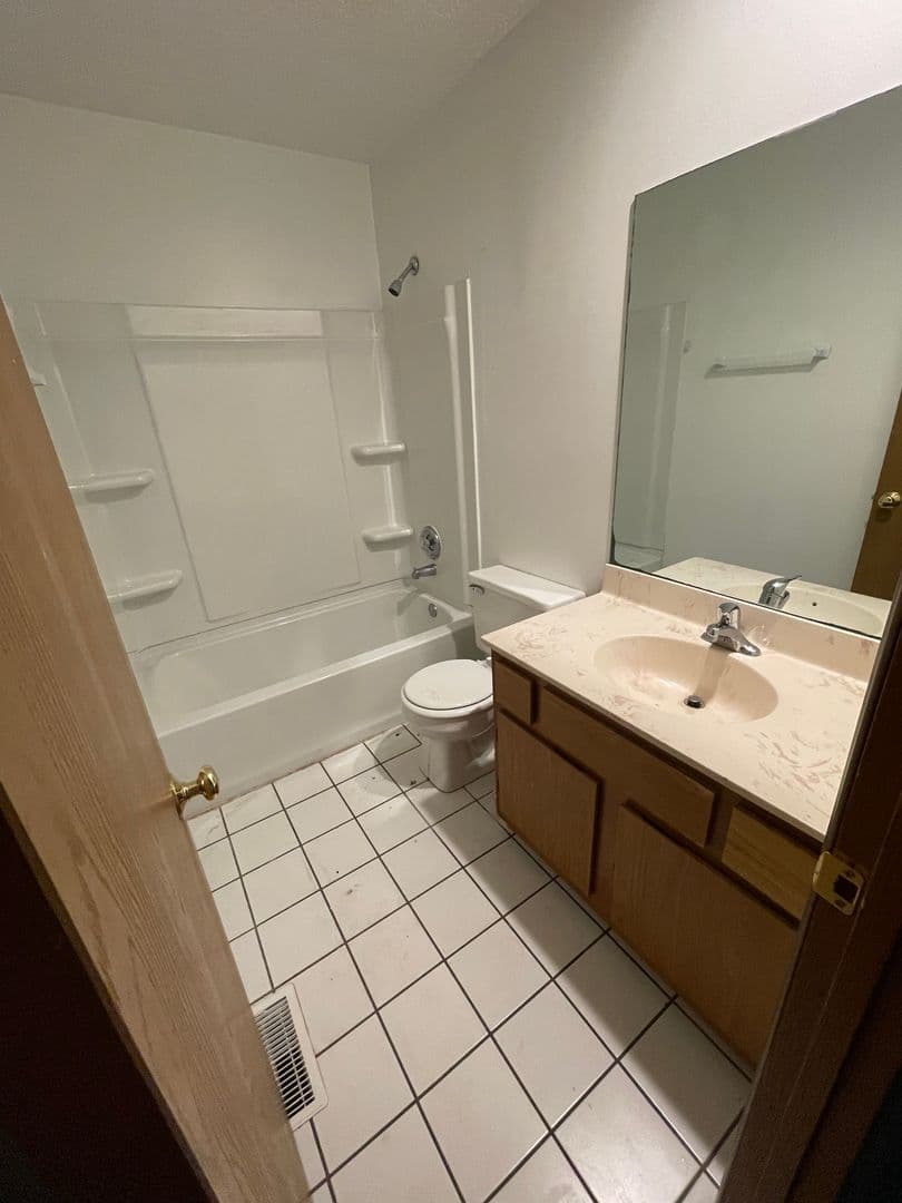 Columbus Apartment: 72 Chittenden Avenue