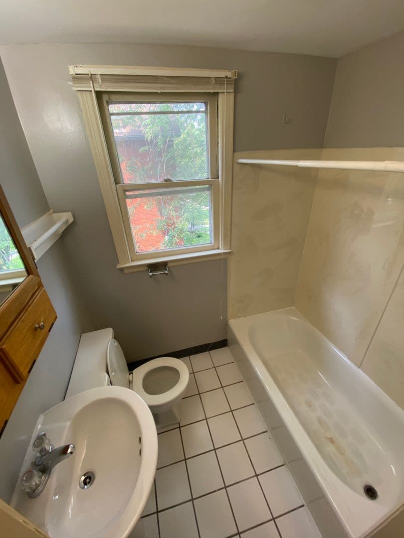 Columbus Apartment: 2549 Neil