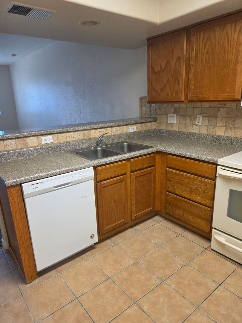 Apache Junction Condo: 537 S. Delaware Dr. #104