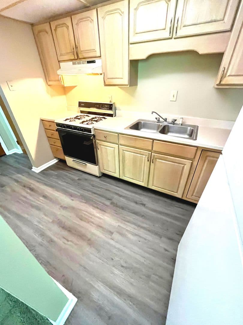 Anderson Apartment: 1312 W 8th St