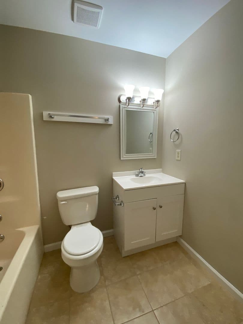 Athens Apartment: 105 Howell Way