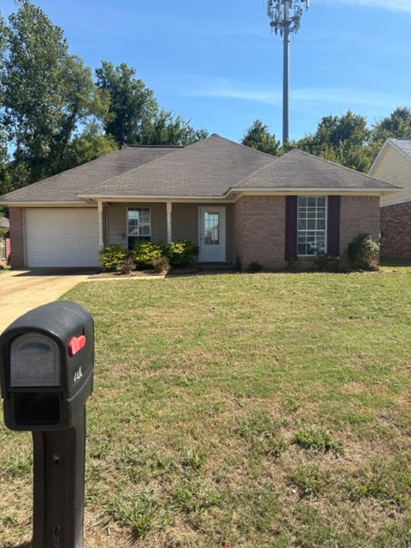 Starkville House: 211 John Wesley Dr