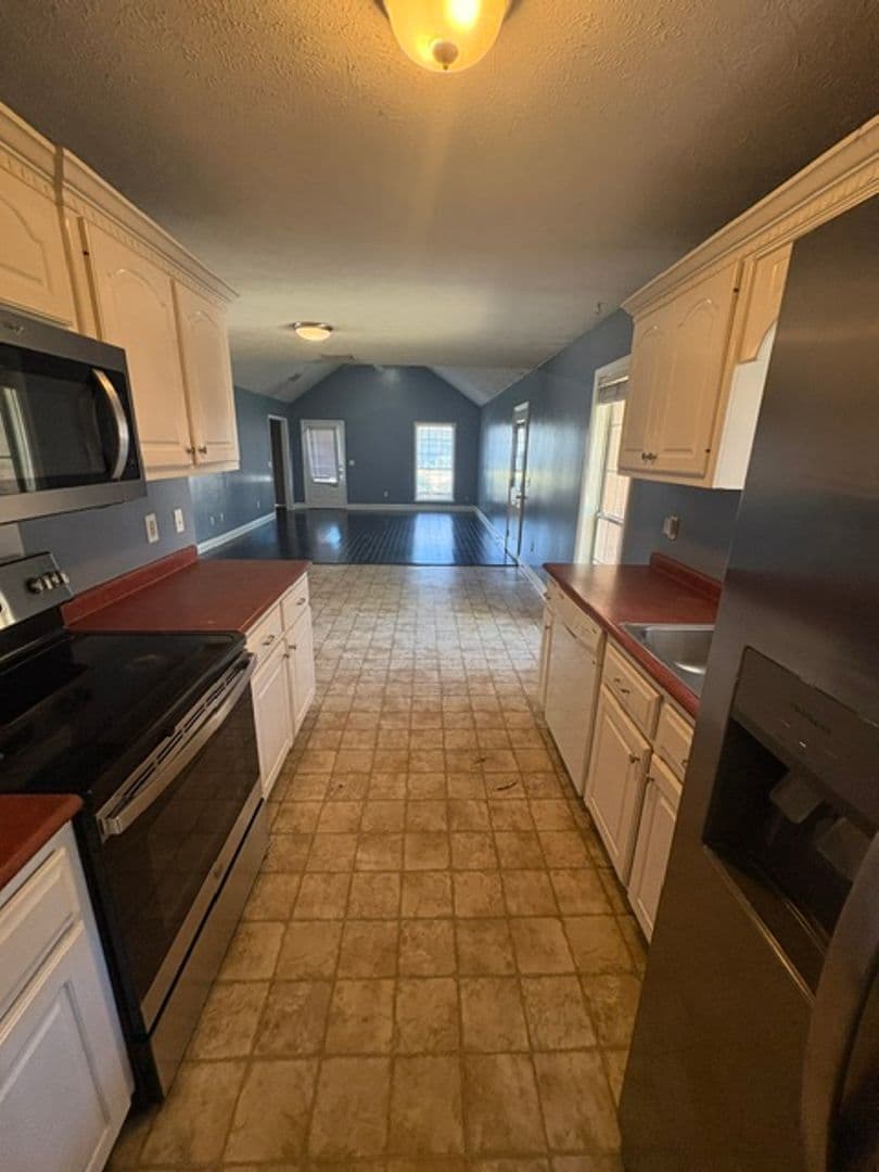 Starkville House: 211 John Wesley Dr