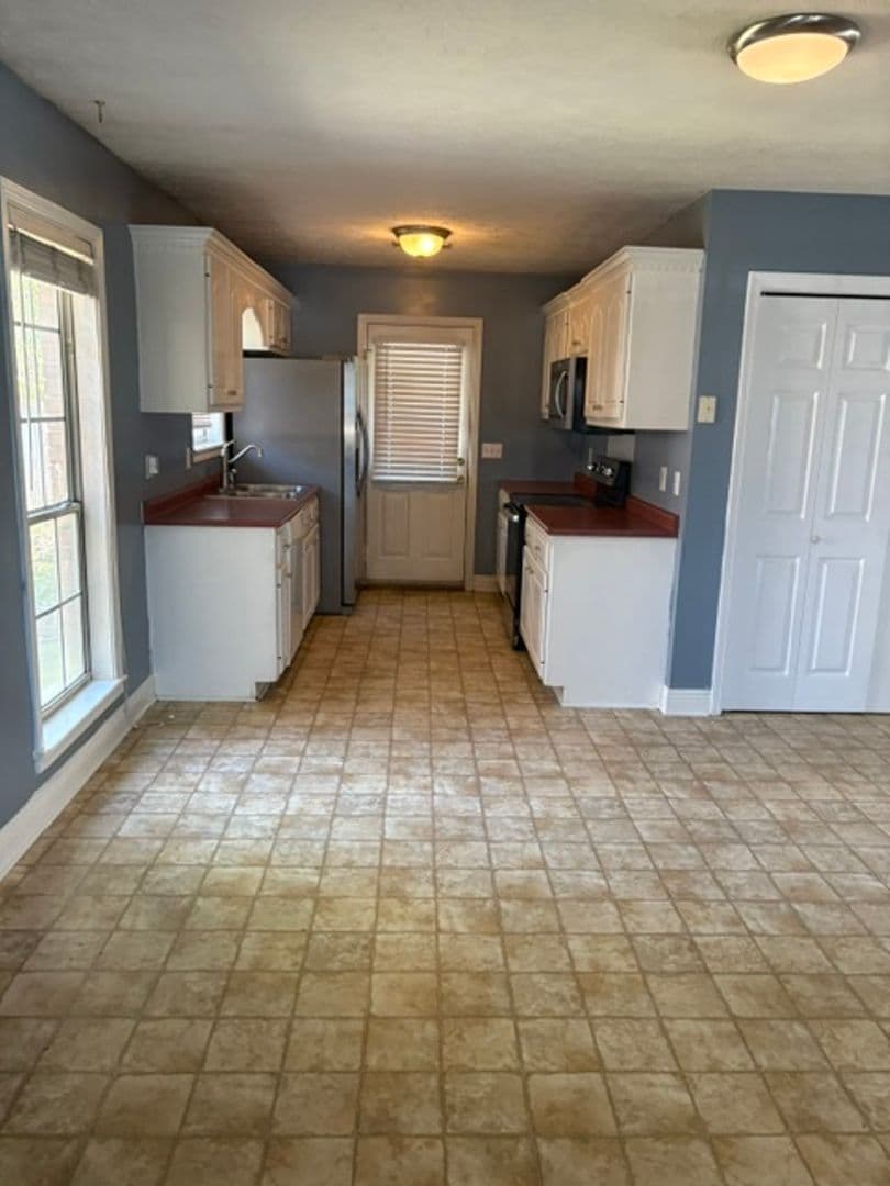 Starkville House: 211 John Wesley Dr
