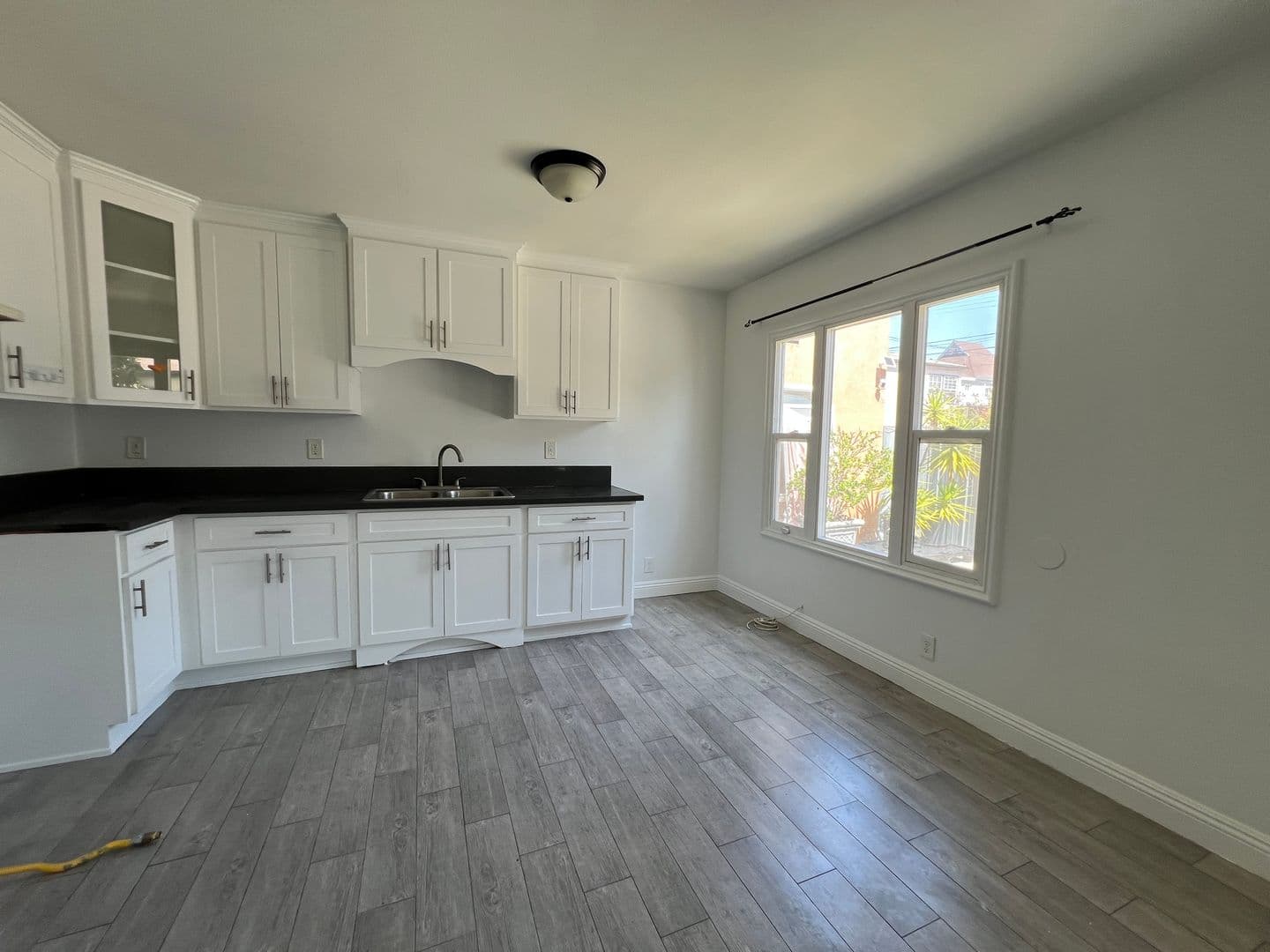 Los Angeles Apartment: 2665 Pasadena Ave.