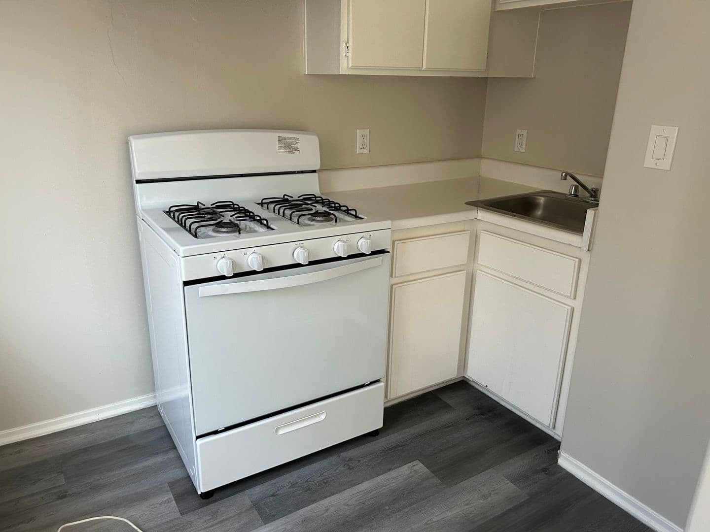 Los Angeles Apartment: 637-641 S McDonnell Ave.