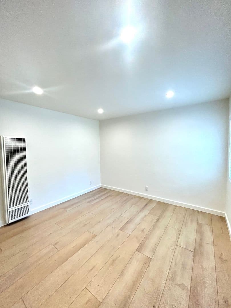 Santa Barbara Apartment: 203 Ladera Street