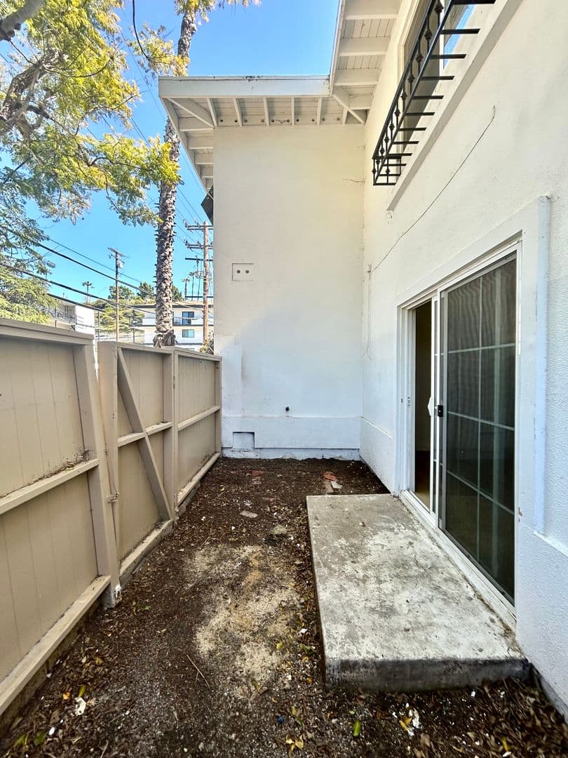 Santa Barbara Apartment: 203 Ladera Street