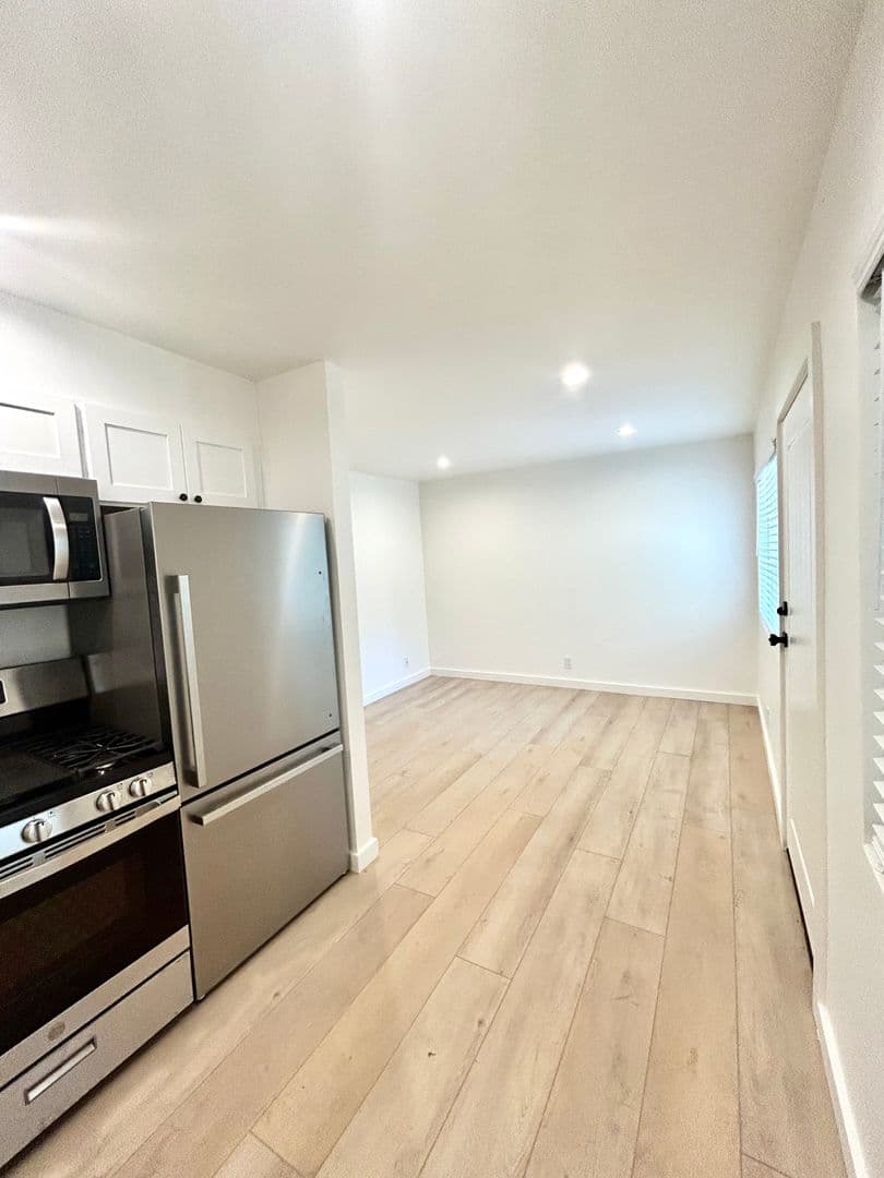 Santa Barbara Apartment: 203 Ladera Street