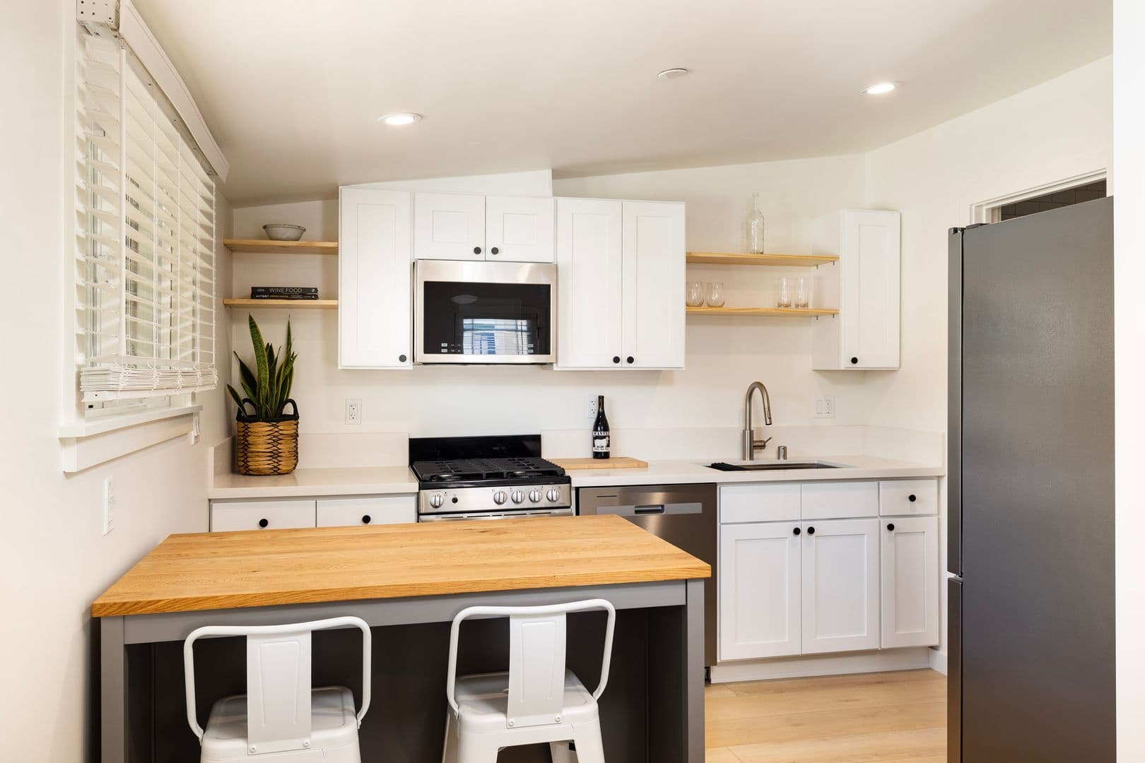 Santa Barbara Apartment: 510 Chapala St.