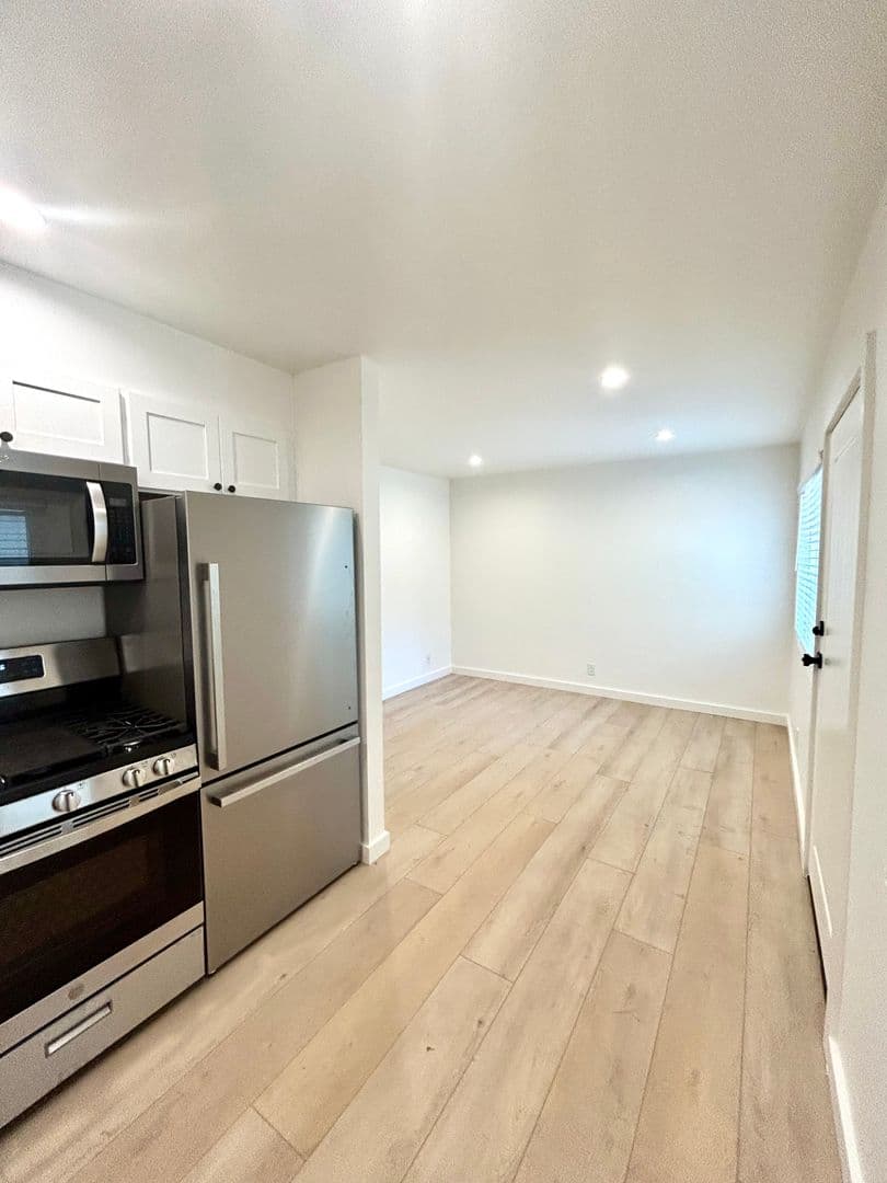 Santa Barbara Apartment: 203 Ladera Street