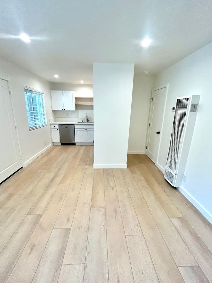 Santa Barbara Apartment: 203 Ladera Street
