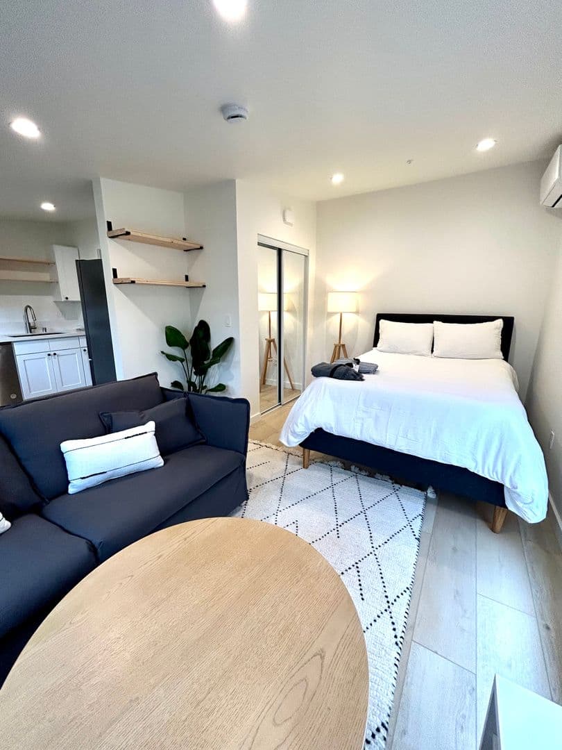 Santa Barbara Apartment: 510 Chapala St.