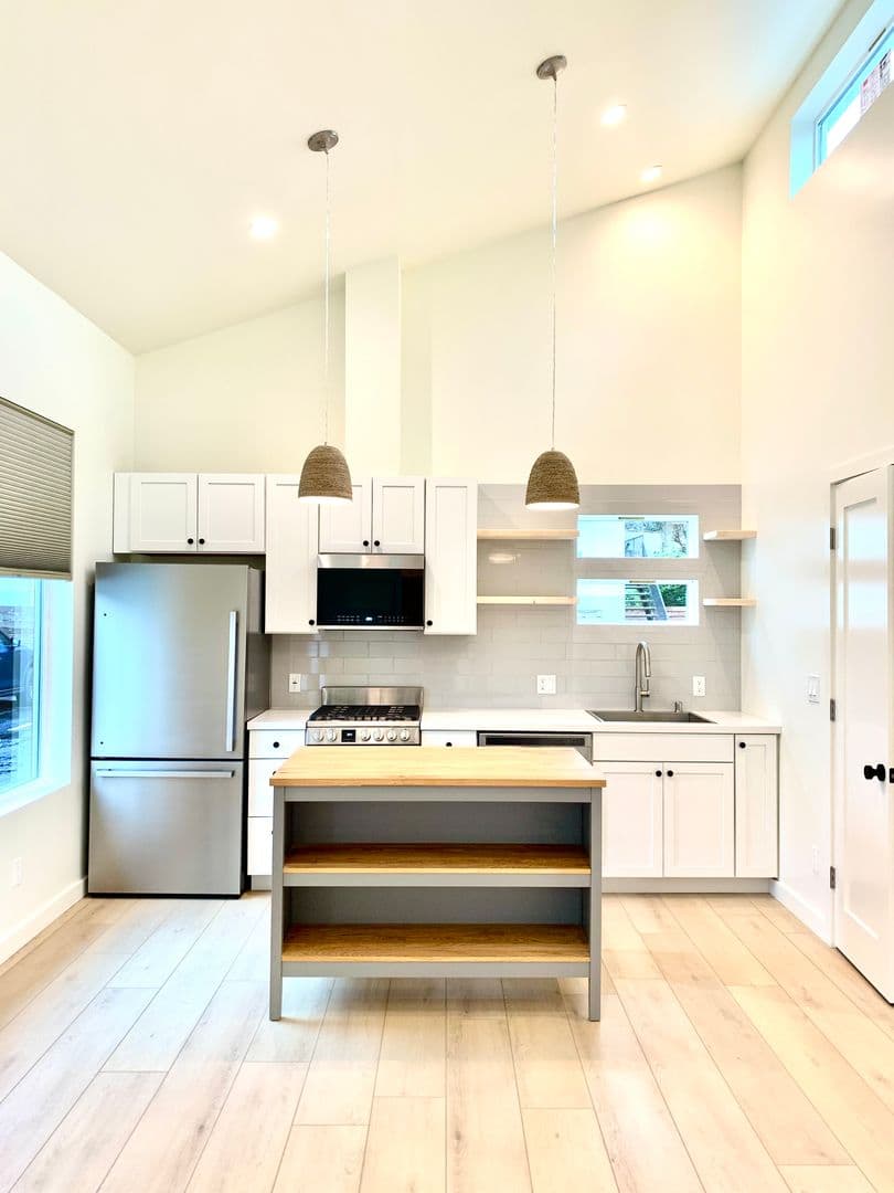 Santa Barbara Apartment: 528 West Los Olivos Street