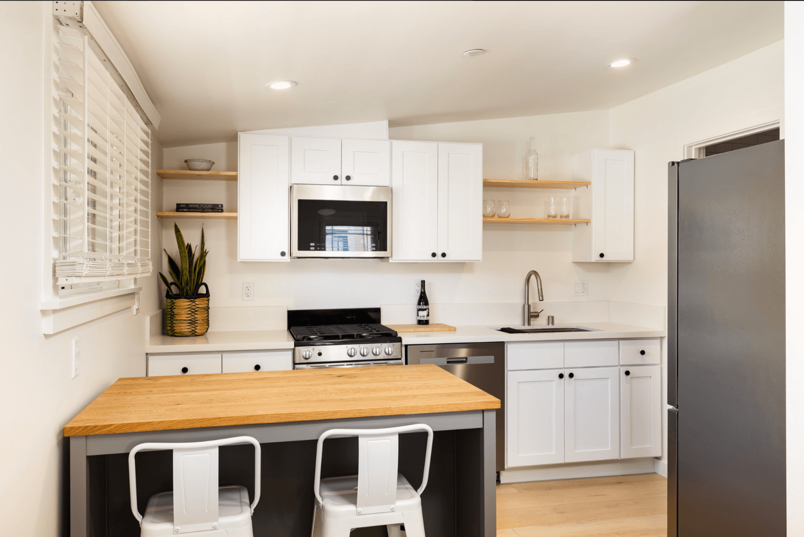 Santa Barbara Apartment: 510 Chapala St.
