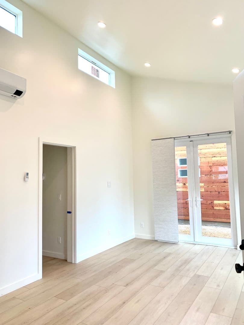 Santa Barbara Apartment: 528 West Los Olivos Street