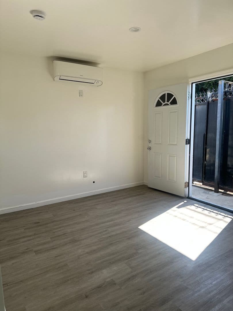 LONG BEACH House: 6529 WALNUT AVENUE
