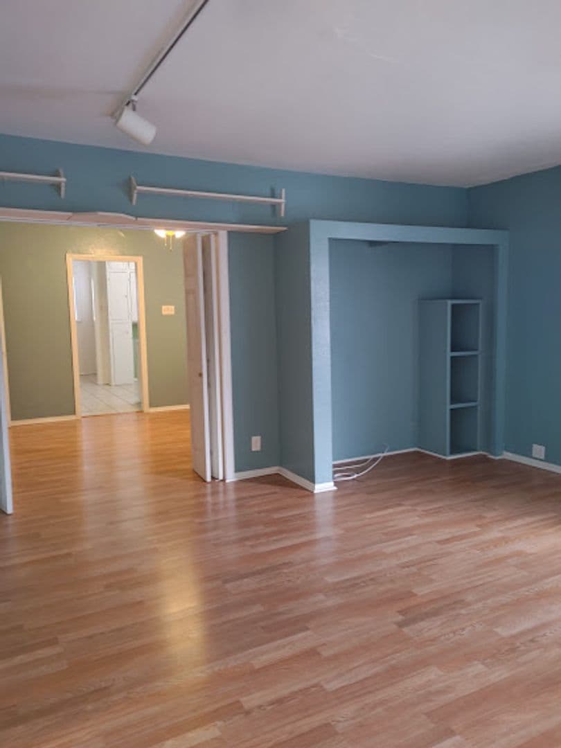 LONG BEACH House: 1209 E BROADWAY STREET
