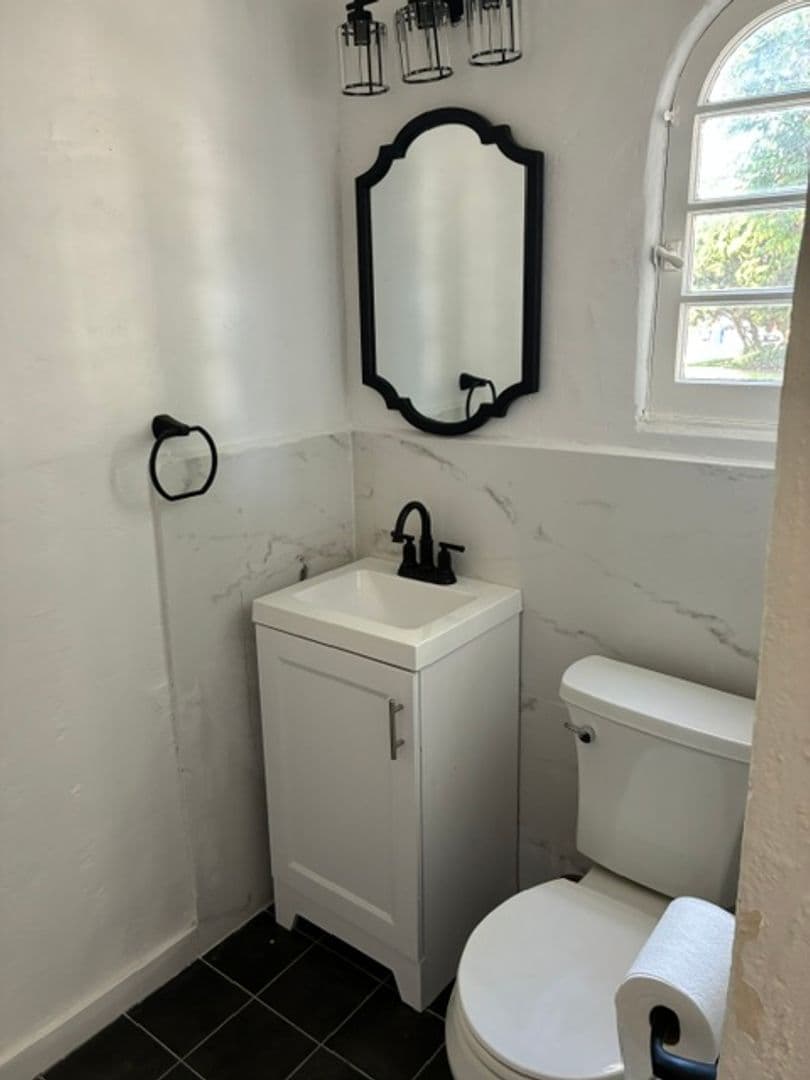 LONG BEACH Apartment: 2112 E 1ST ST