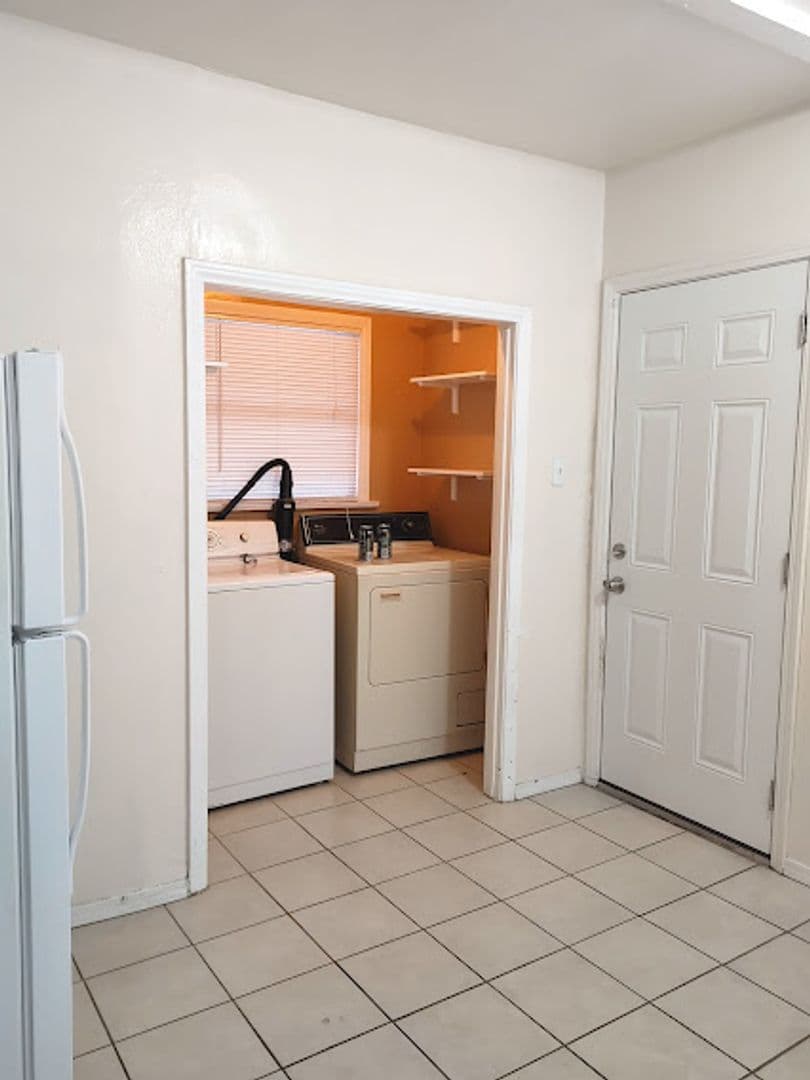 LONG BEACH House: 1209 E BROADWAY STREET