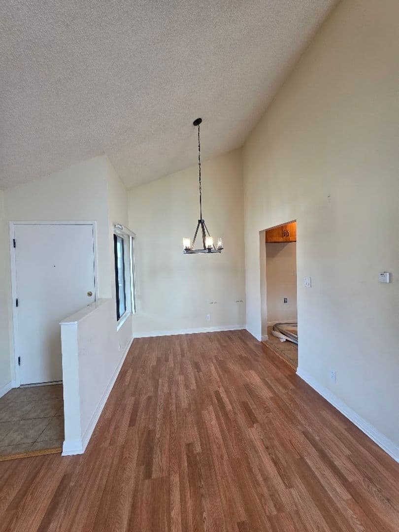 LONG BEACH Apartment: 729 FREEMAN AVE.