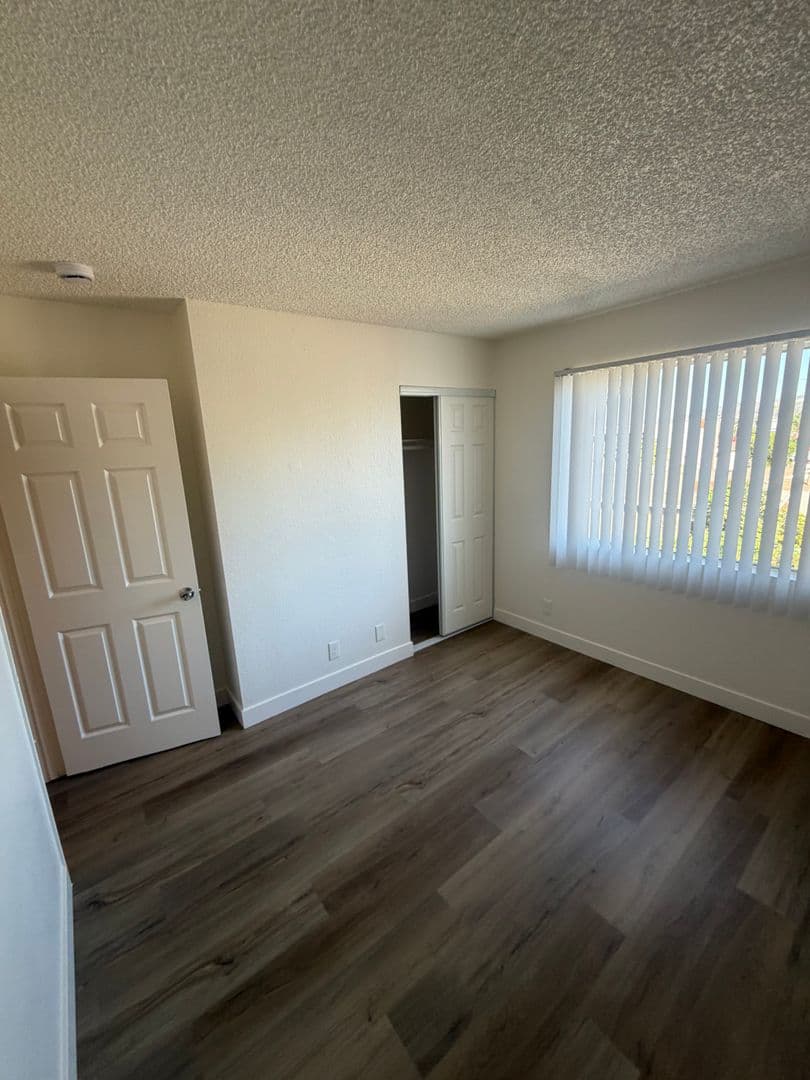 LONG BEACH Apartment: 1115 - 25 TEMPLE AVE.