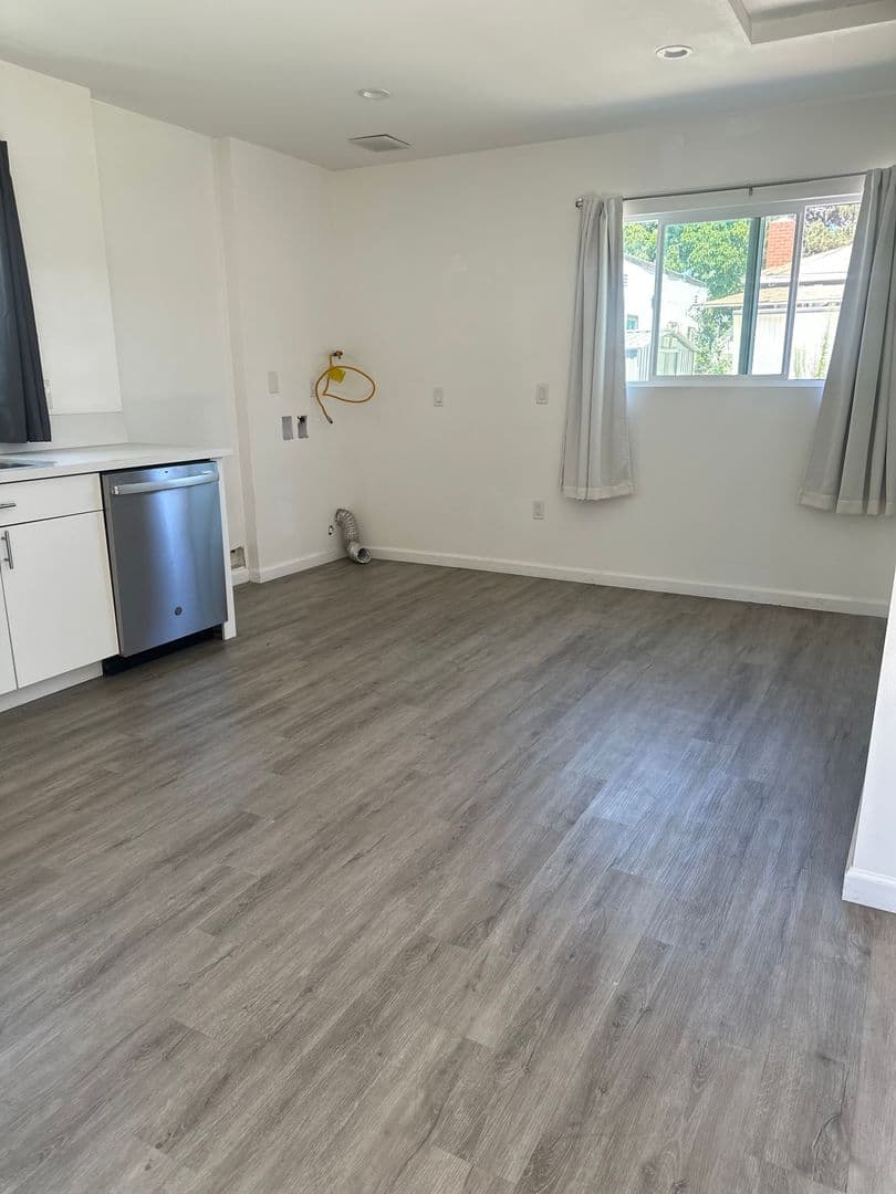 LONG BEACH House: 6529 WALNUT AVENUE