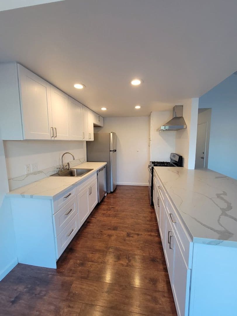 LONG BEACH Apartment: 735 REDONDO AVE