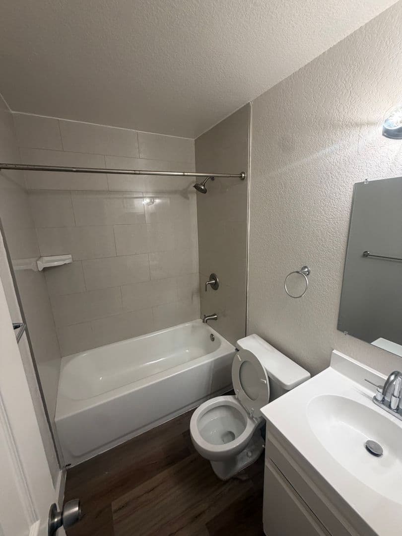 LONG BEACH Apartment: 1115 - 25 TEMPLE AVE.