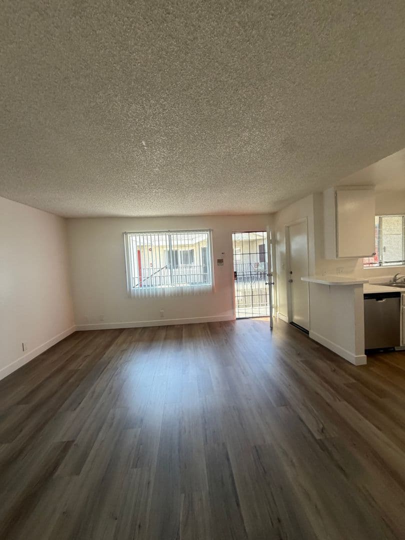 LONG BEACH Apartment: 1115 - 25 TEMPLE AVE.