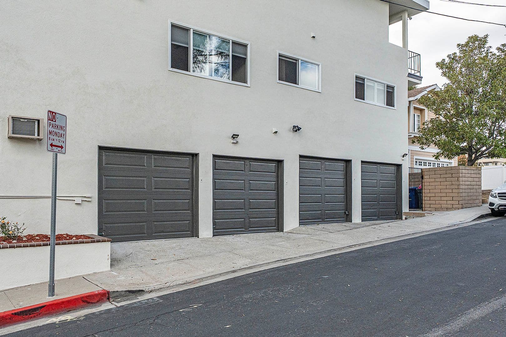 SIGNAL HILL Apartment: 2699 E. 20TH STREET