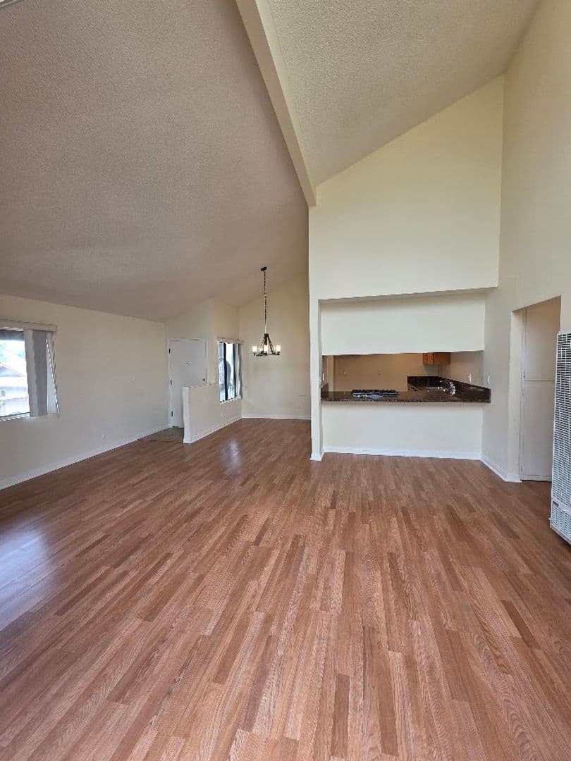 LONG BEACH Apartment: 729 FREEMAN AVE.