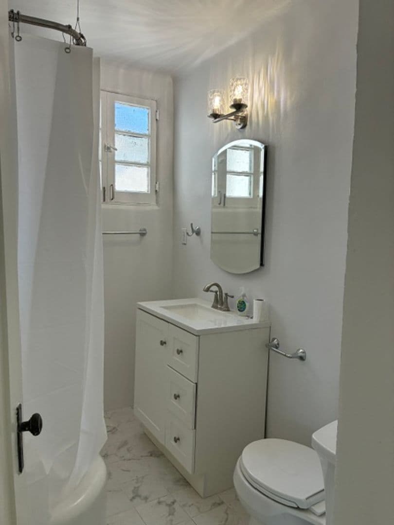 LONG BEACH Apartment: 2112 E 1ST ST