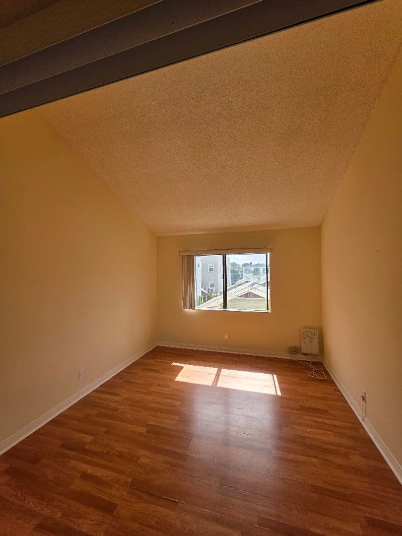 LONG BEACH Apartment: 729 FREEMAN AVE.