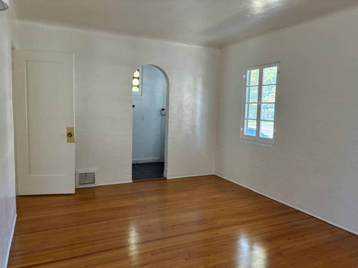 LONG BEACH Apartment: 2112 E 1ST ST