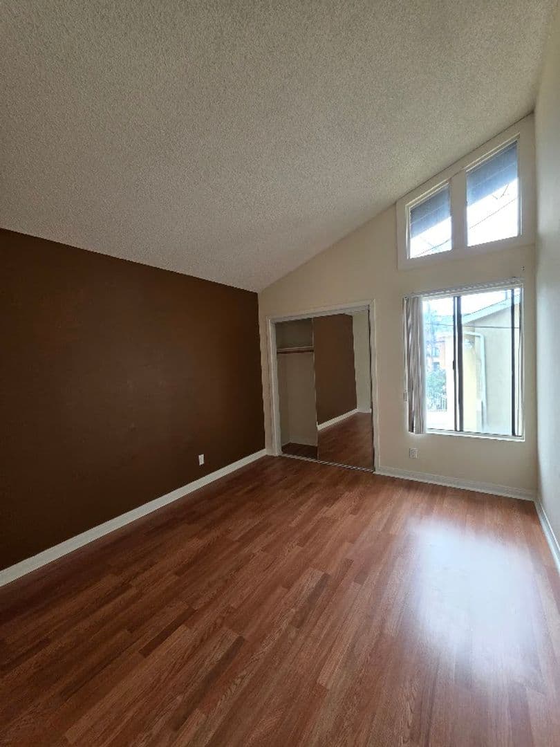 LONG BEACH Apartment: 729 FREEMAN AVE.